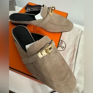 NIB Hermes Oz Beige Sable Suede Goatskin  Mule With Gold Kelly Buckle , Sz. 35